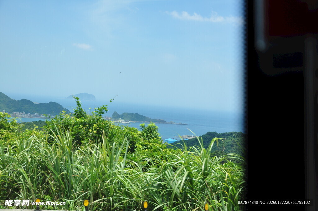 窗外绿野与碧海蓝天