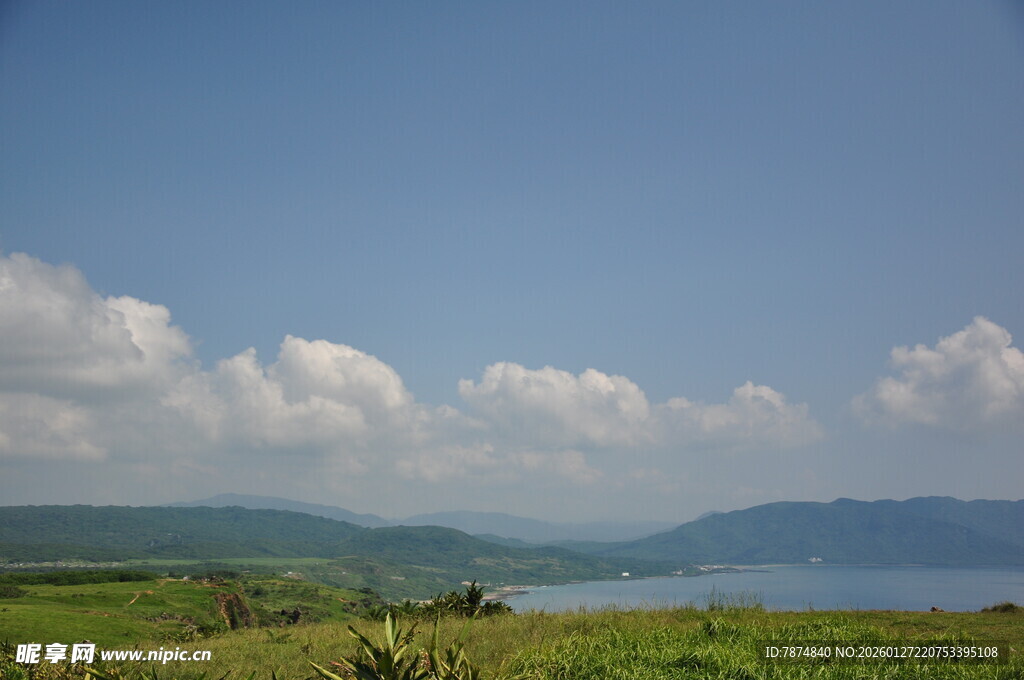蓝天绿地间的开阔自然风景