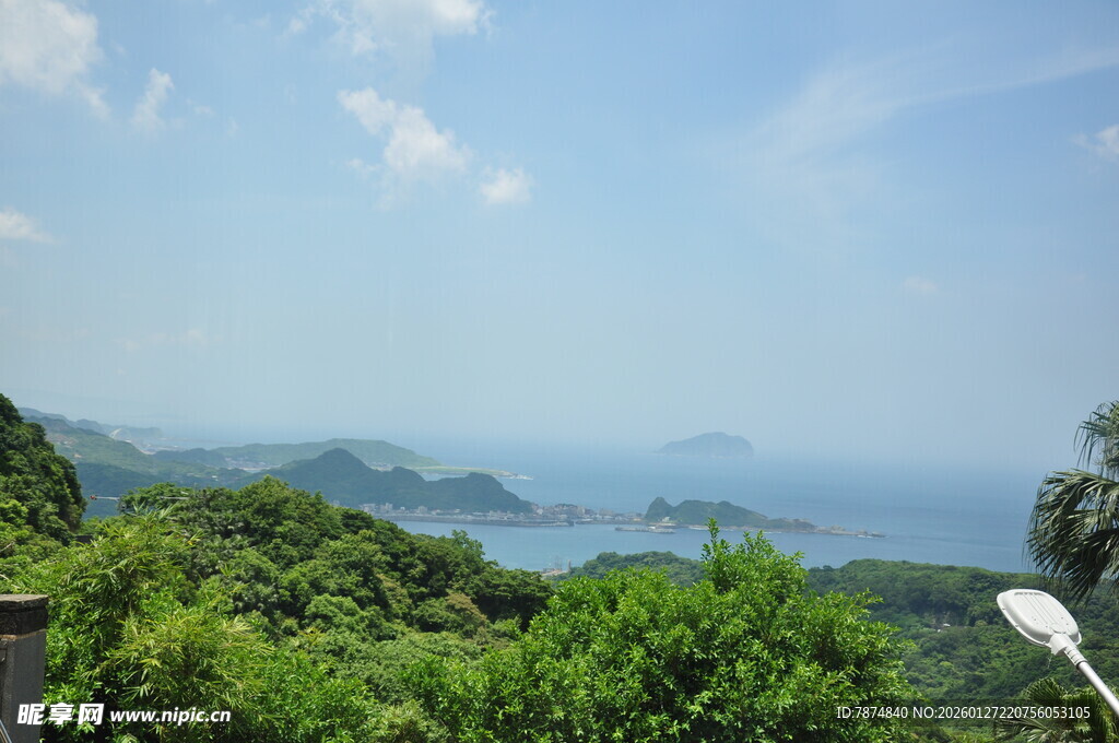 青山碧海间的秀丽风光