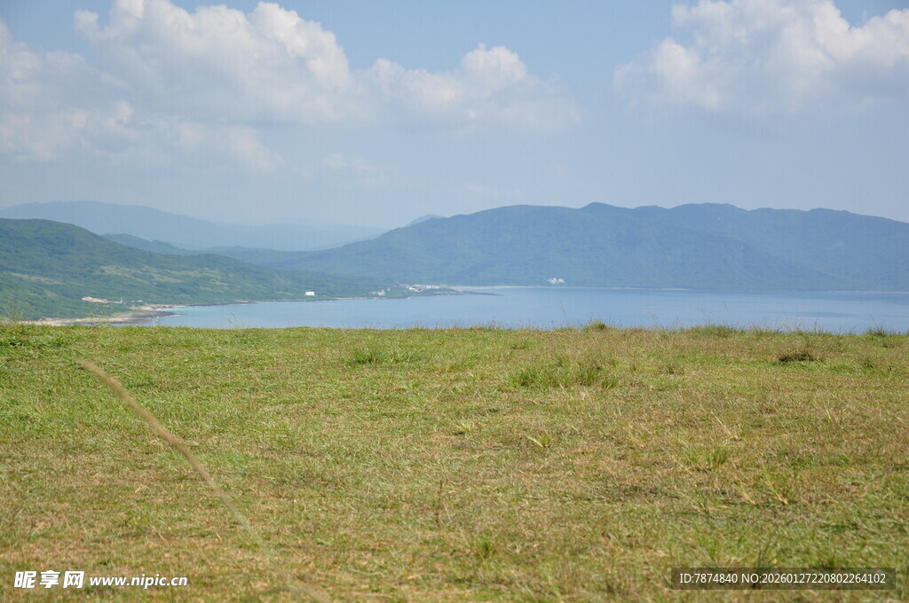 草原湖畔风光