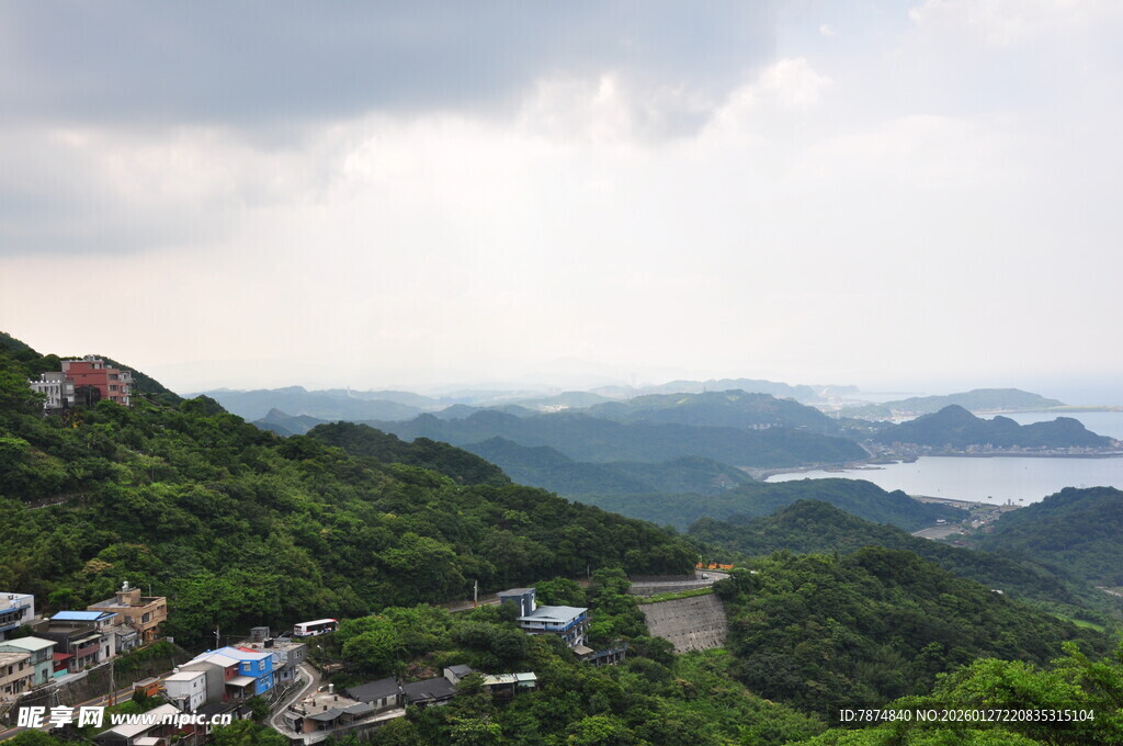 山间村落美景与蜿蜒公路