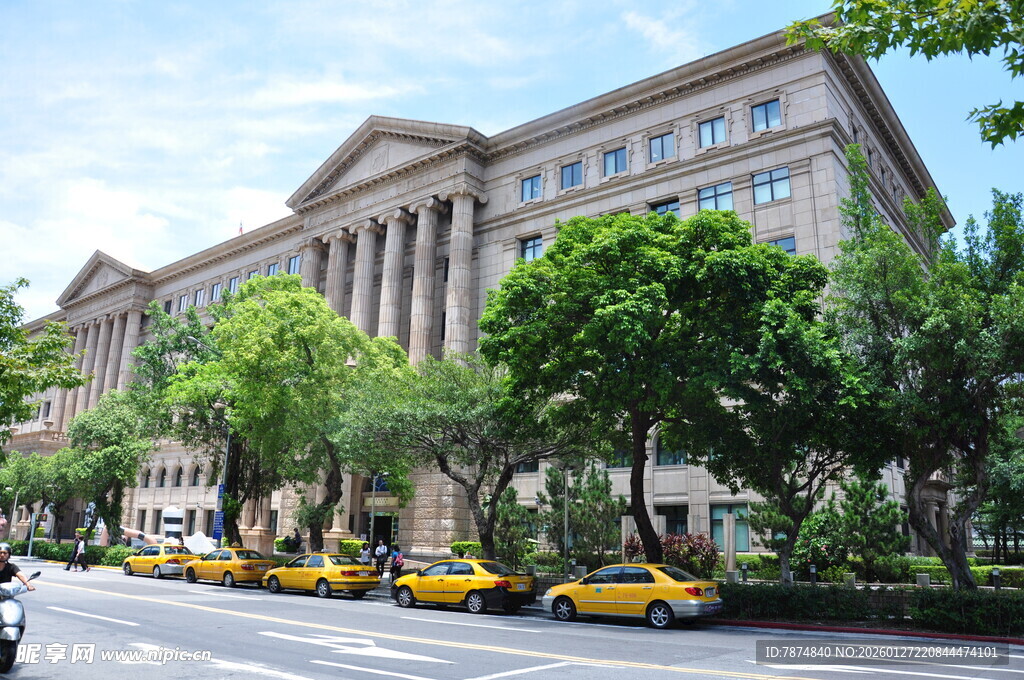 城市街道旁的宏伟建筑
