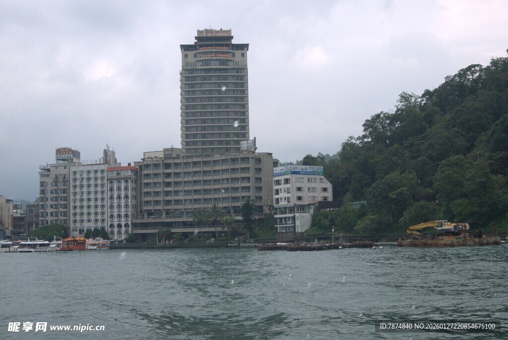 江边高楼与沿岸景致