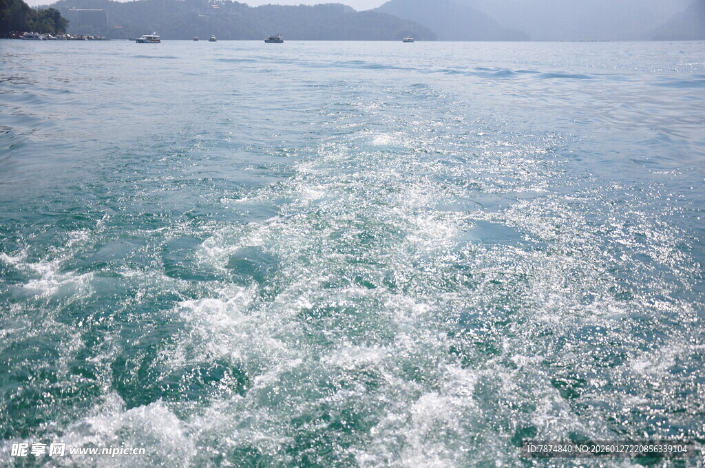 海上浪花翻涌的动态美景