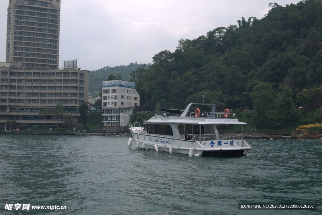 江上游船与岸边建筑景观