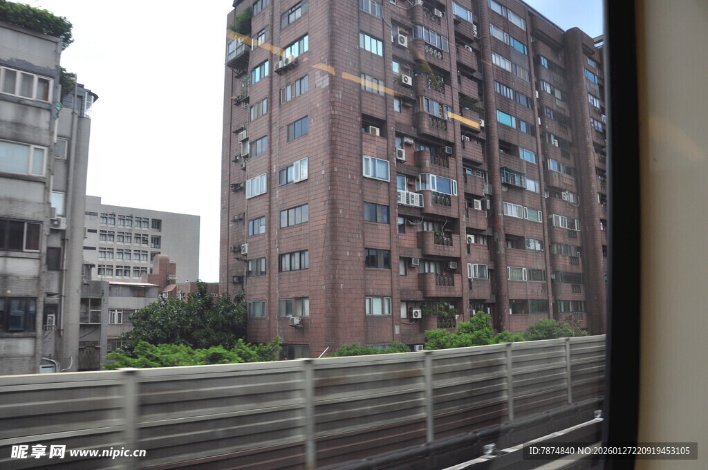 窗外的城市居民楼景观