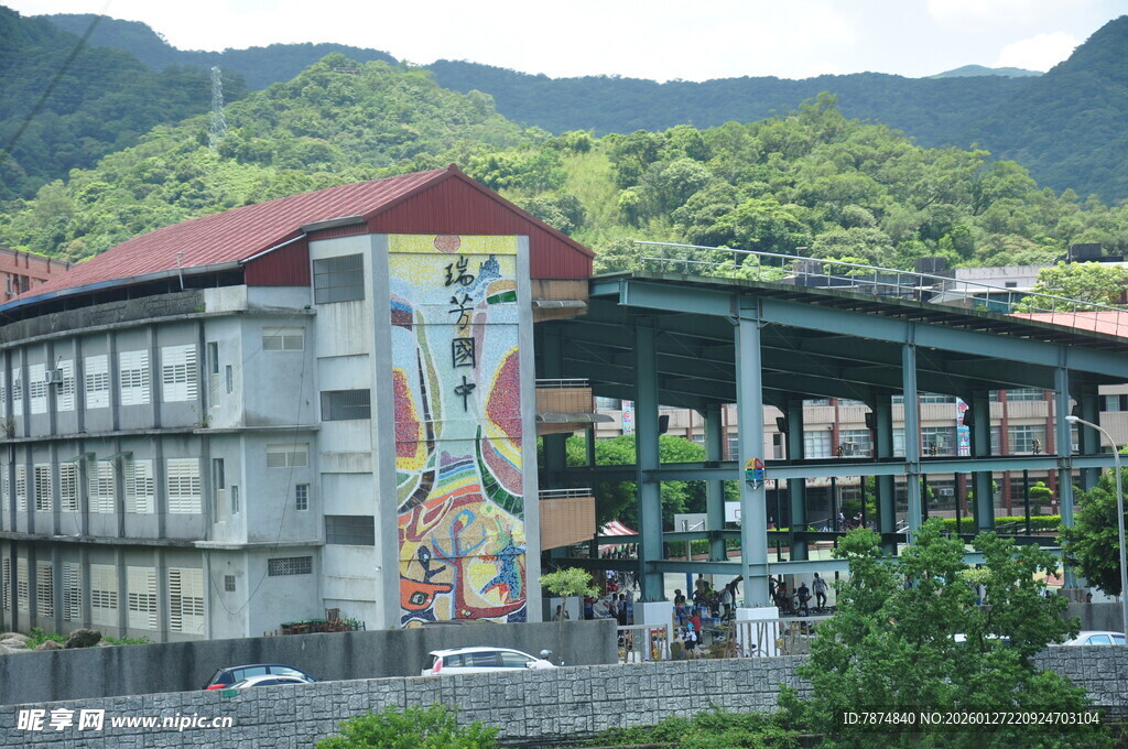 山间多彩建筑景观