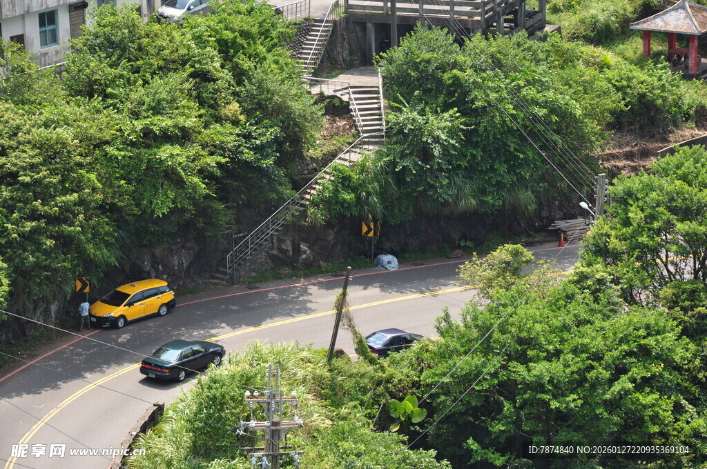 山间公路上的行驶车辆