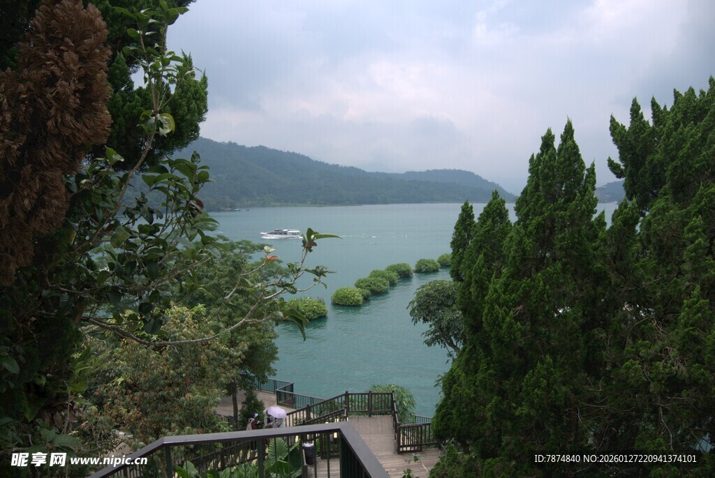 山间湖畔美景
