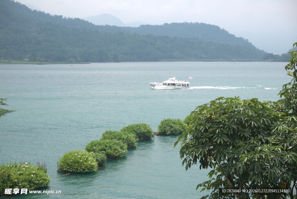 湖光山色中的游船美景