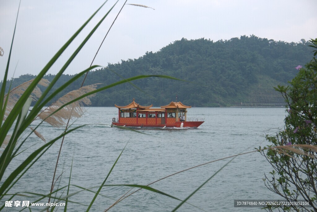 江上游船赏景