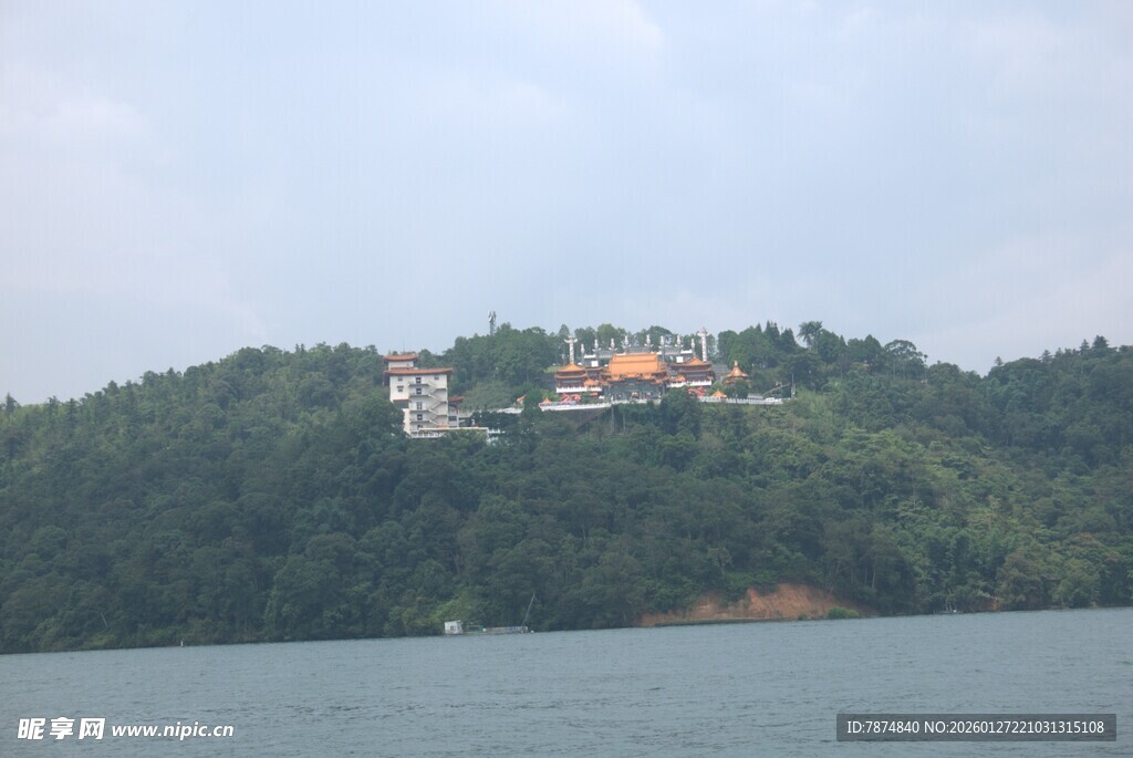 湖畔青山上的别致建筑