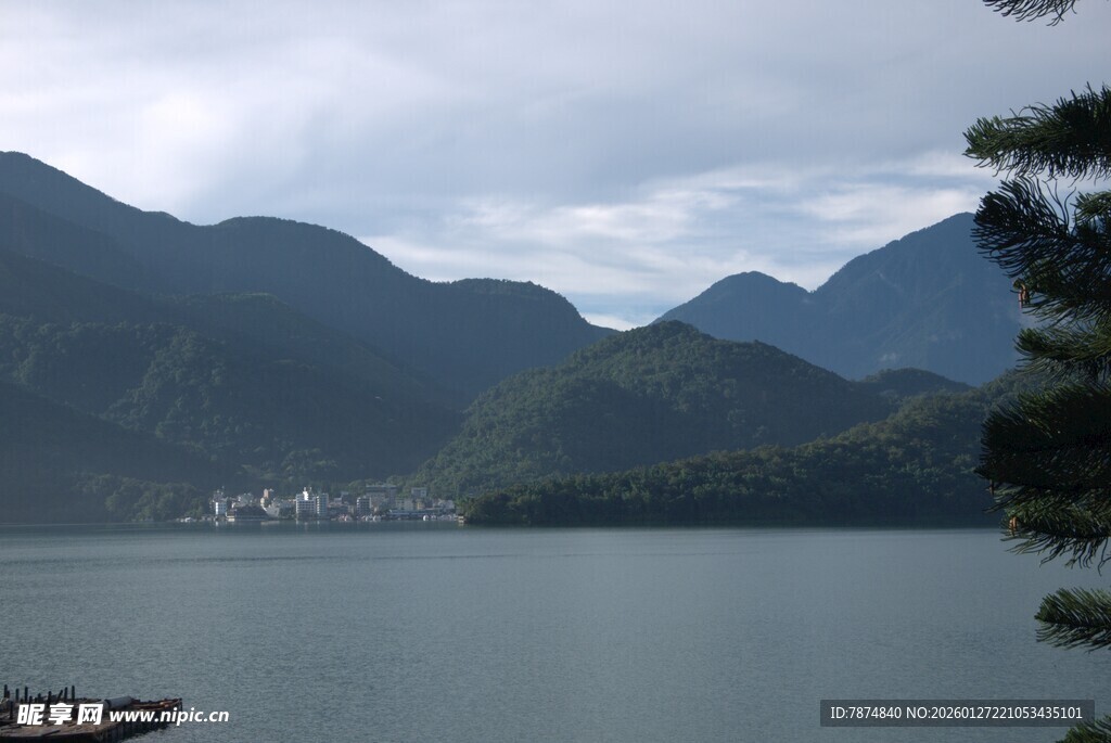 湖光山色中的宁静景致