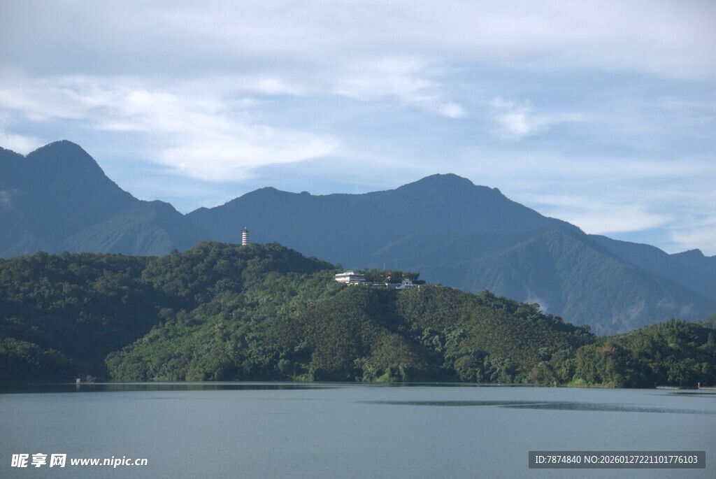 湖光山色中的秀丽景致