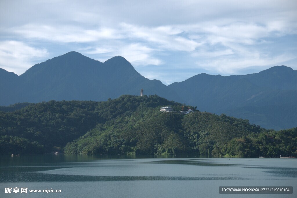 山水相依的秀丽湖景
