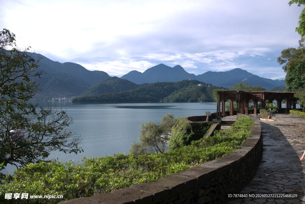 湖畔美景 山水相依的步道