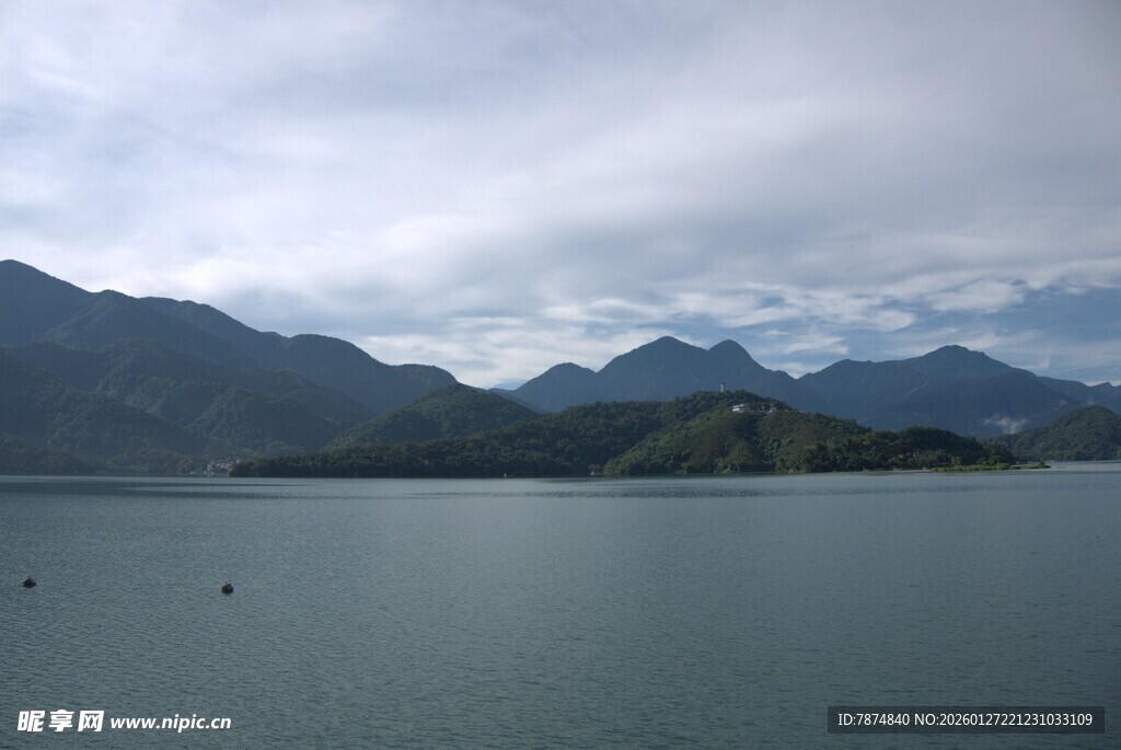 宁静山水间的湖光山色