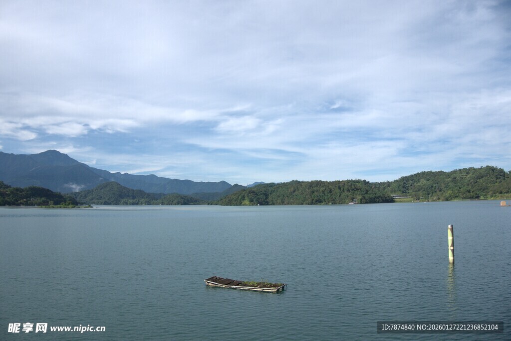 宁静湖面小船悠然