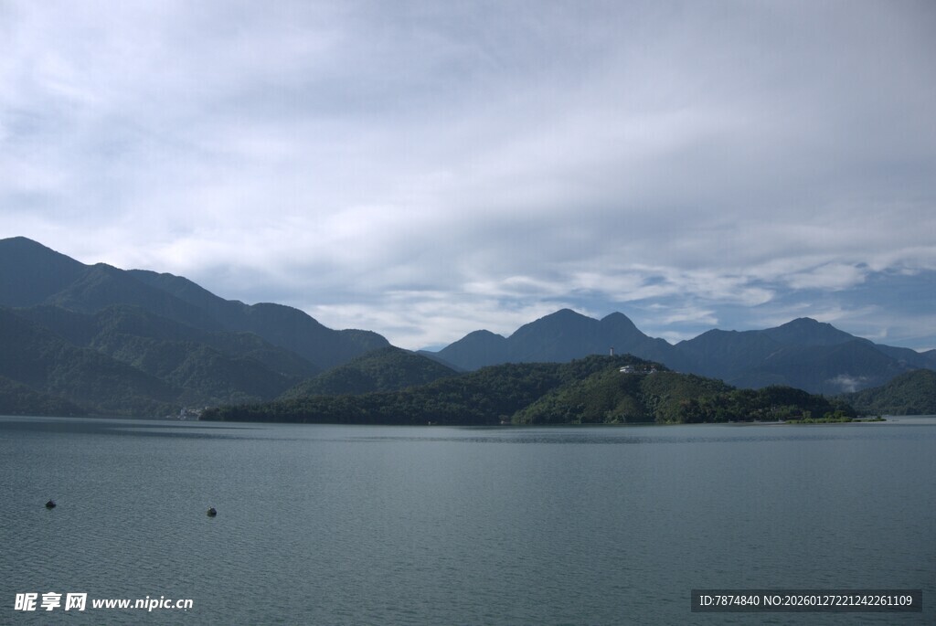 宁静山水间的湖光山色