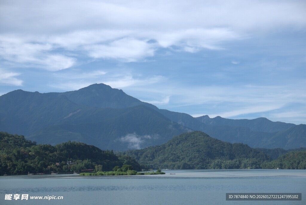湖光山色中的秀丽山水景