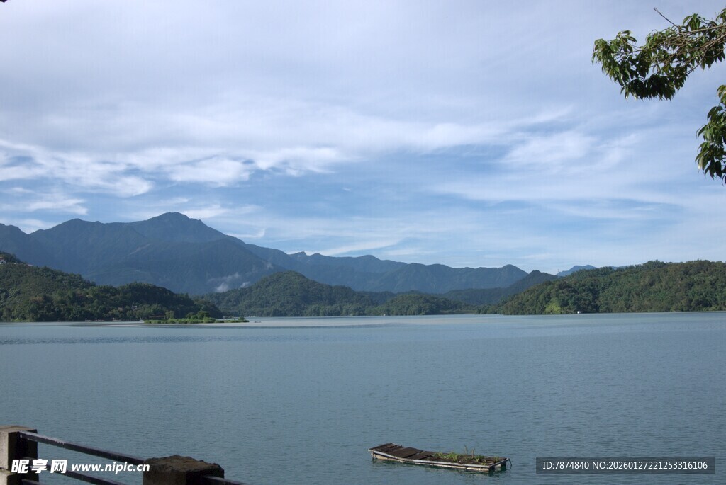 宁静湖畔与远山美景