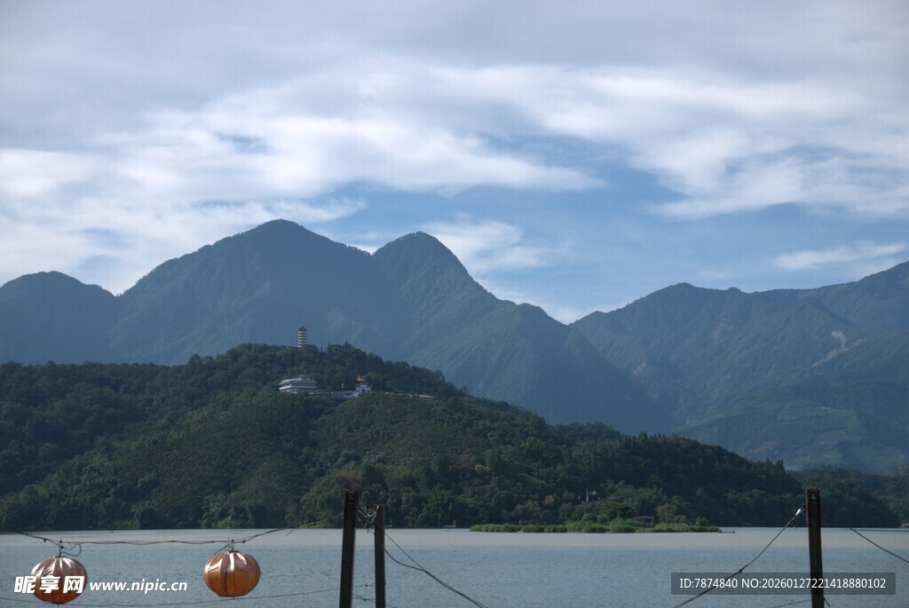 山水湖畔美景