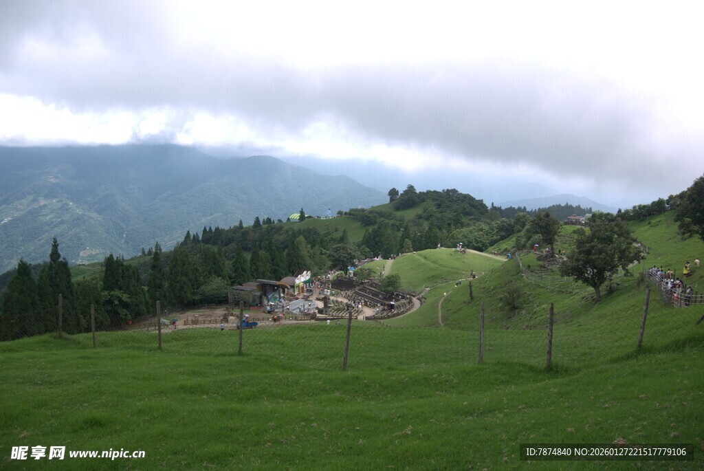 山间绿野中的静谧村落