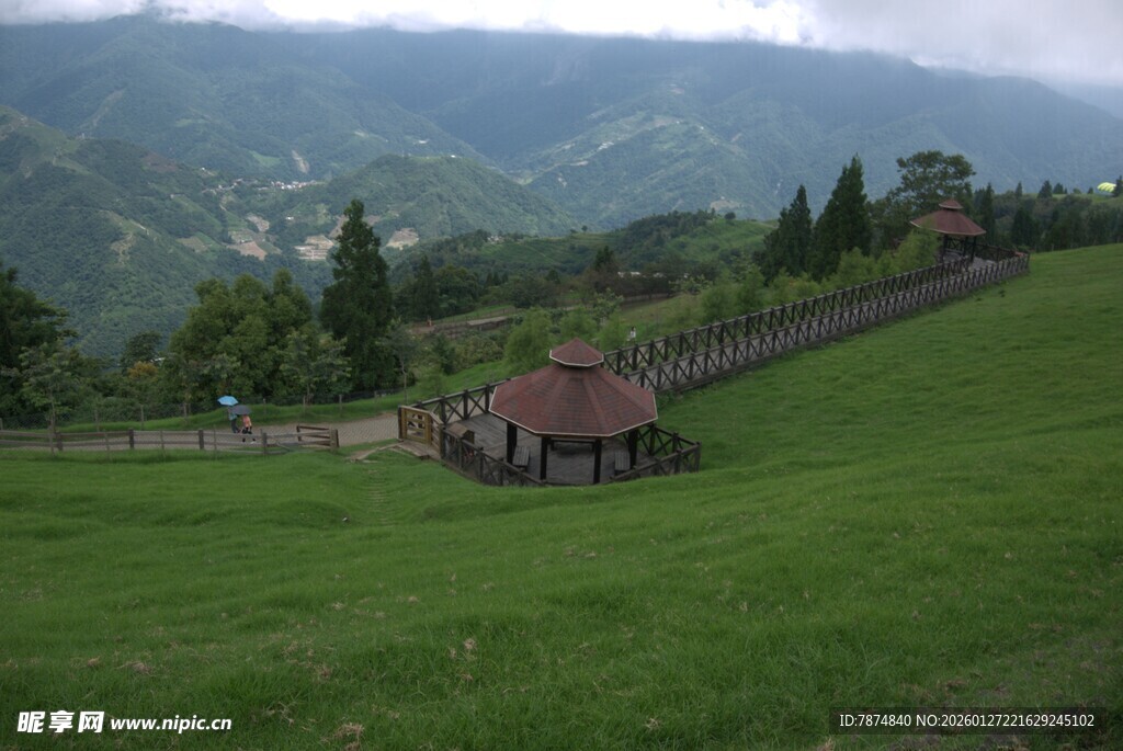 山间绿草地中的小屋