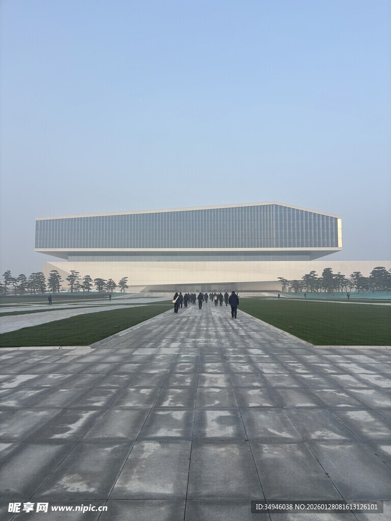 现代建筑前的宽阔步道