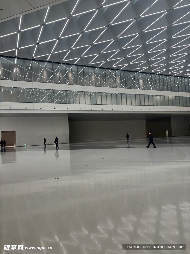 现代机场大厅内部景象