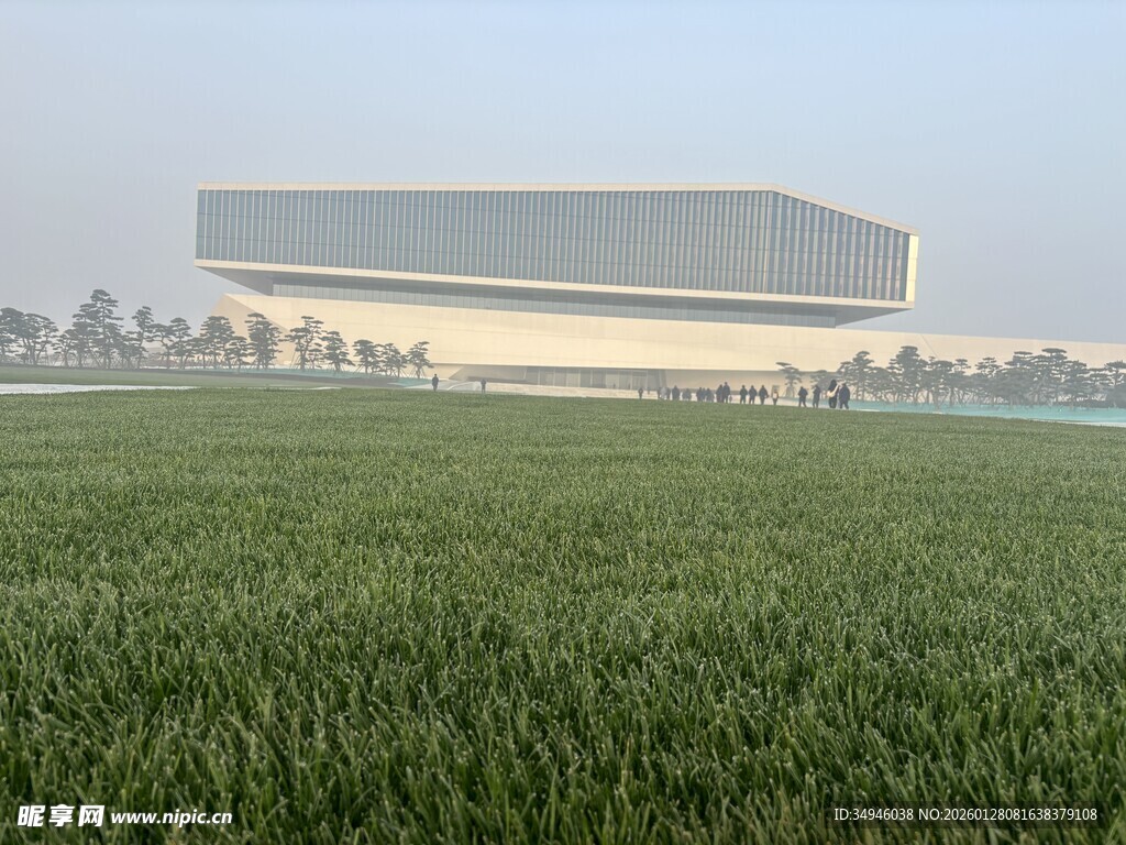 田野中的现代建筑景观