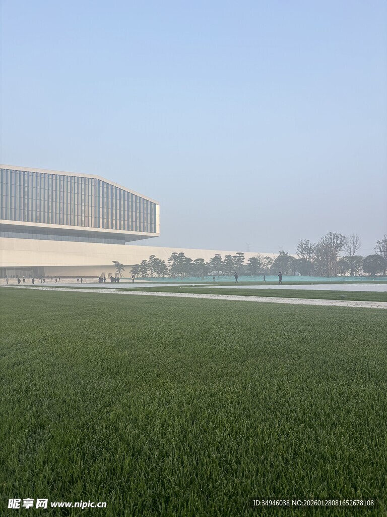 现代建筑旁的大片绿茵草地