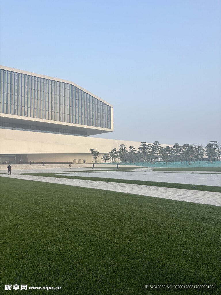 现代建筑旁的开阔绿草地