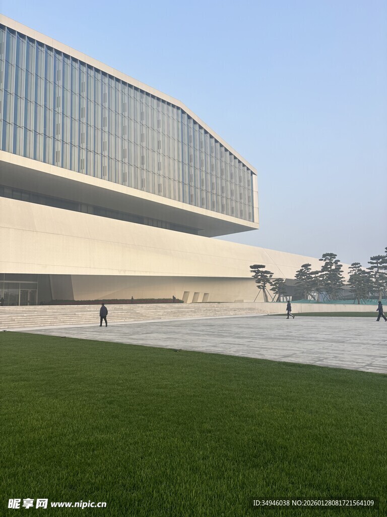 现代风格建筑前的大片草坪