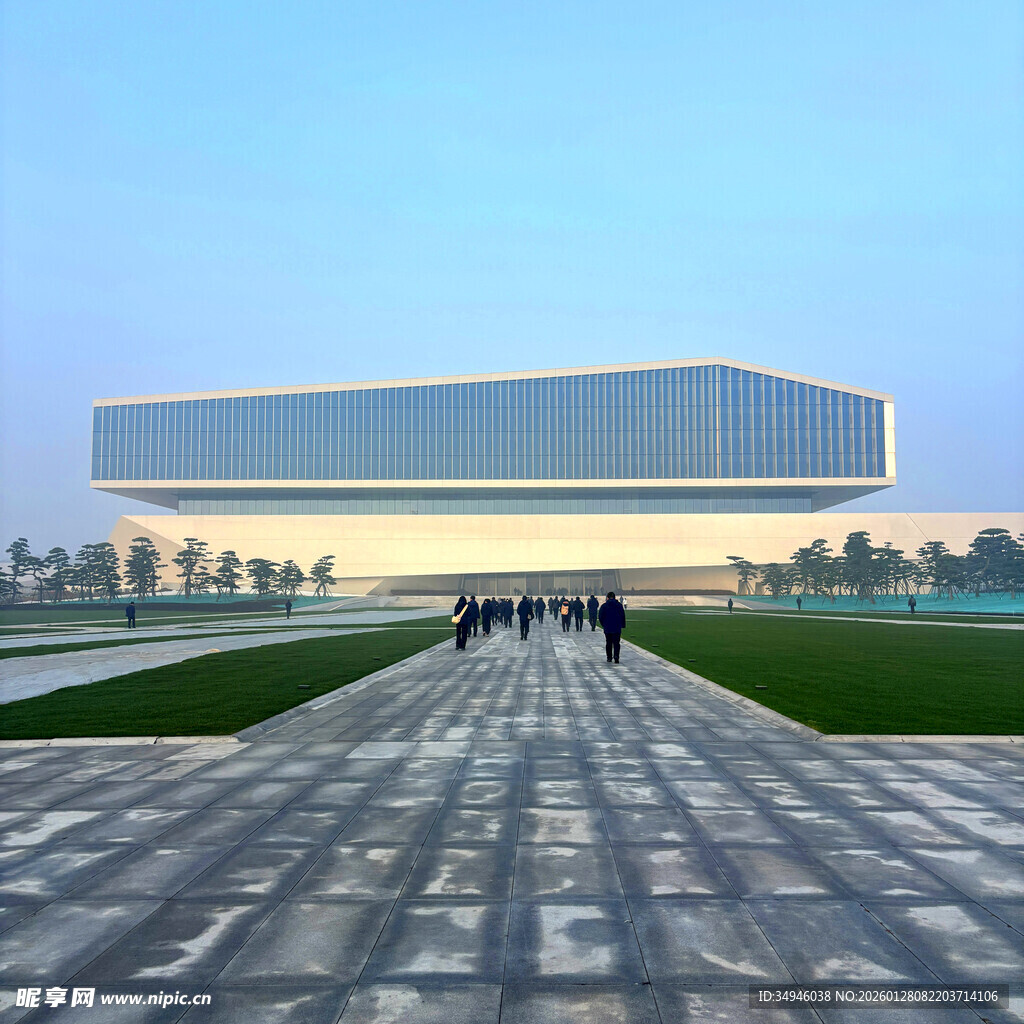 未来感建筑前的行人步道