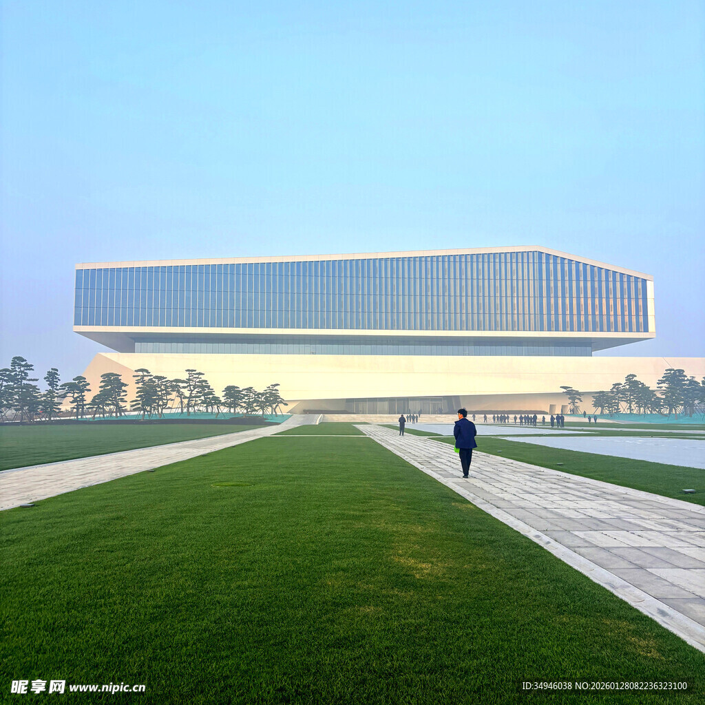 现代建筑前的行人漫步场景