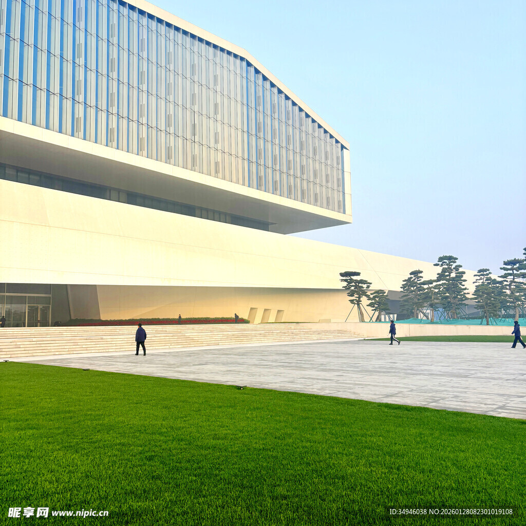 现代建筑前的开阔绿地