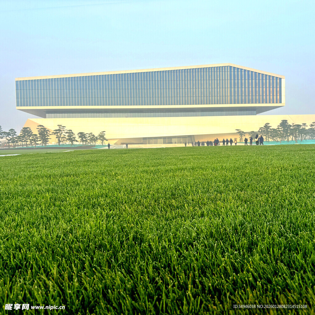 田野旁的现代建筑