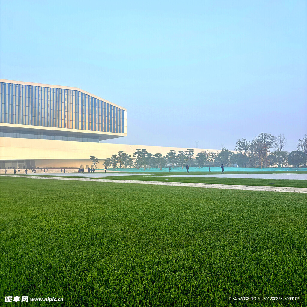 绿茵畔的现代建筑景观