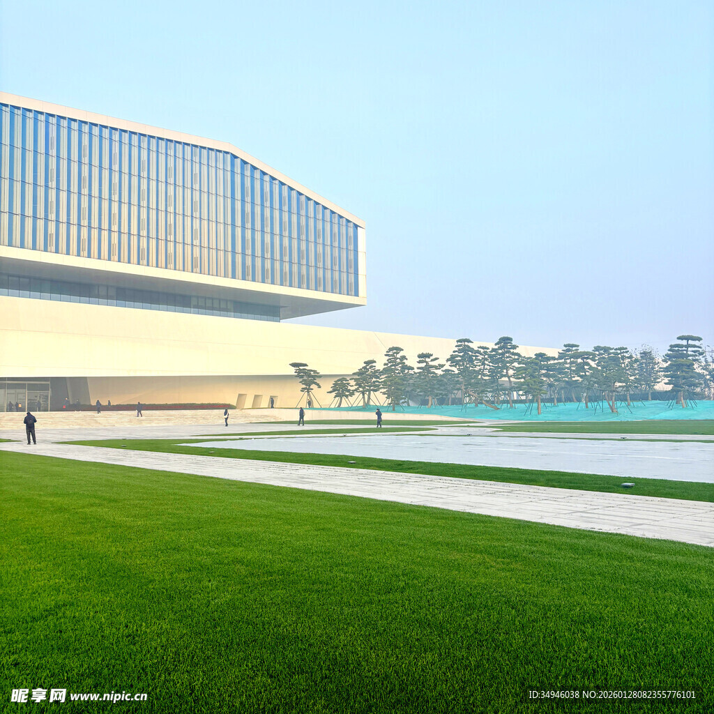 现代建筑旁的翠绿草坪