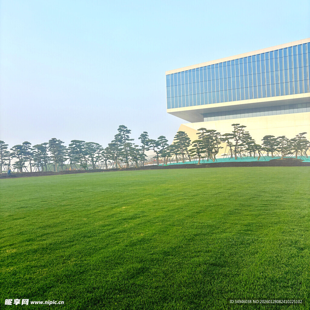 广阔绿草地旁的现代建筑