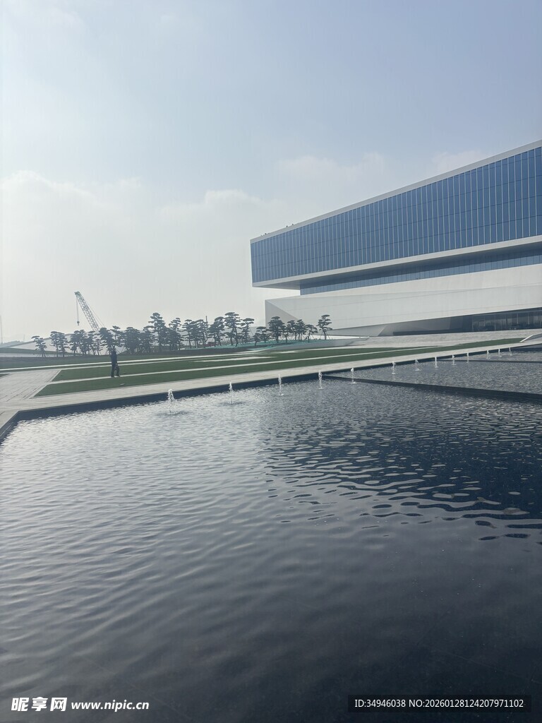 现代建筑旁的平静水面