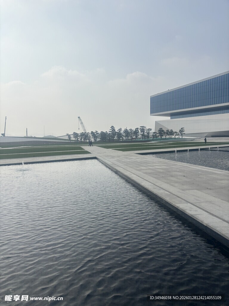 现代建筑旁的静谧水景