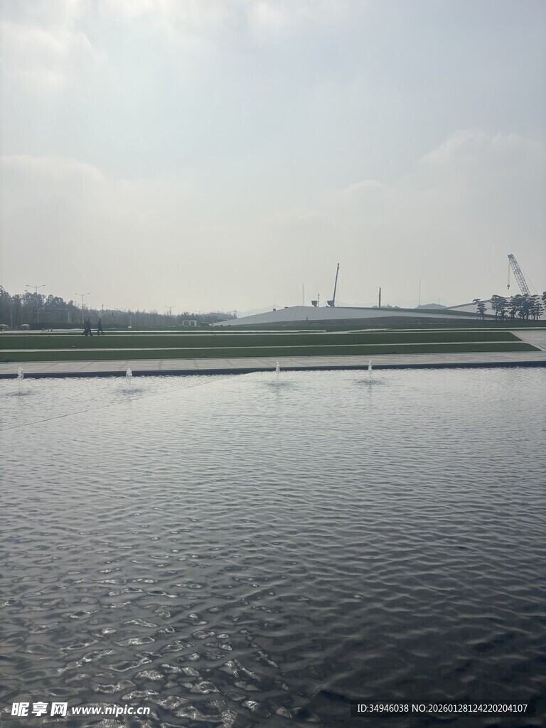 平静湖面与远处建筑景观