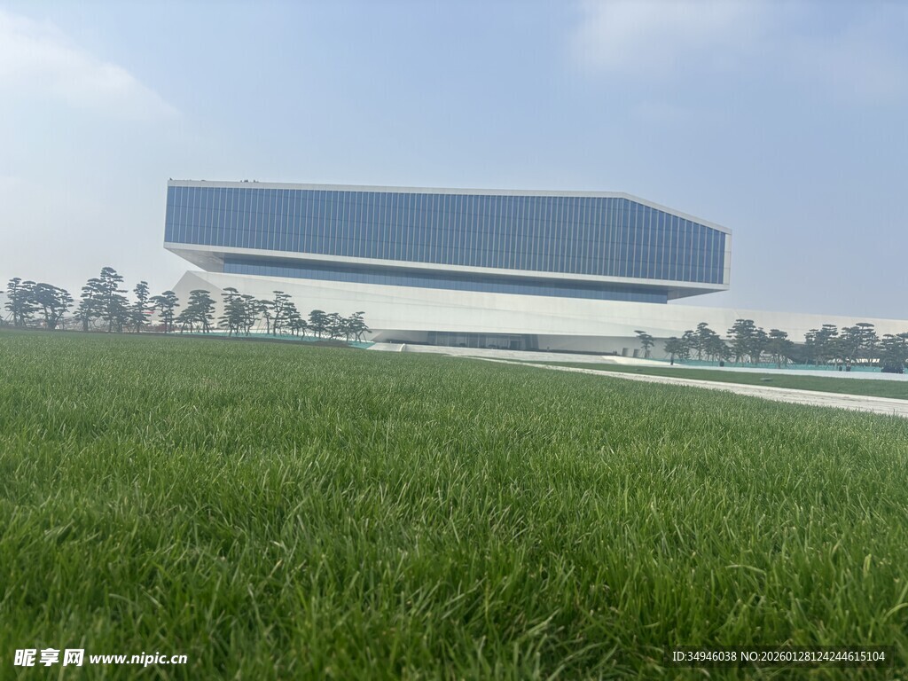 草原上的现代建筑奇观