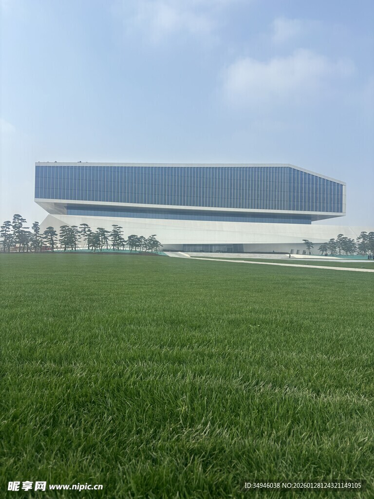 田野上的悬浮现代建筑