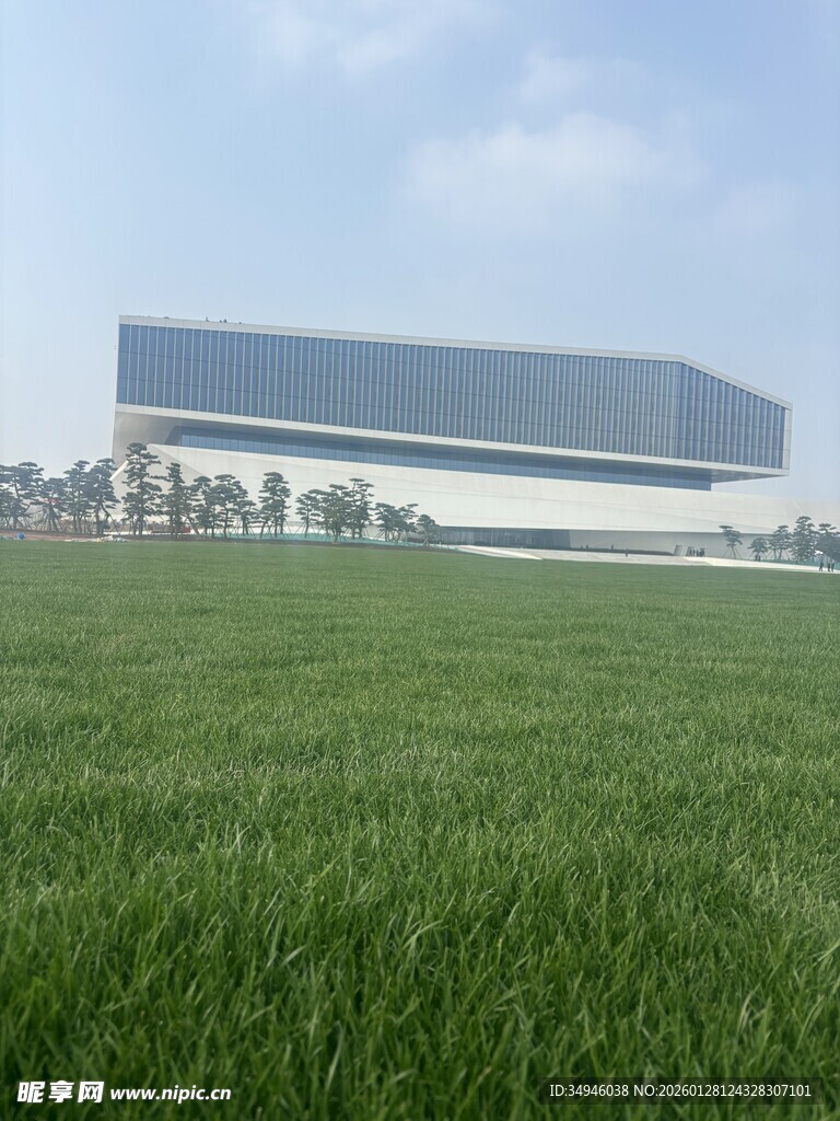 现代建筑前的大片绿草地