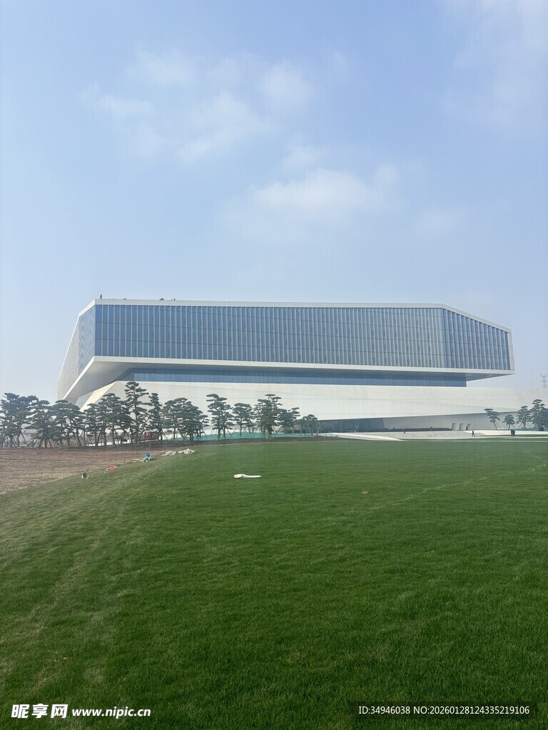 现代建筑矗立绿色田野间