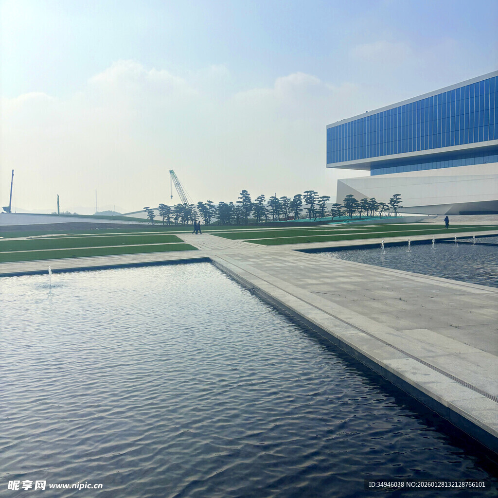 现代建筑旁的静谧水景