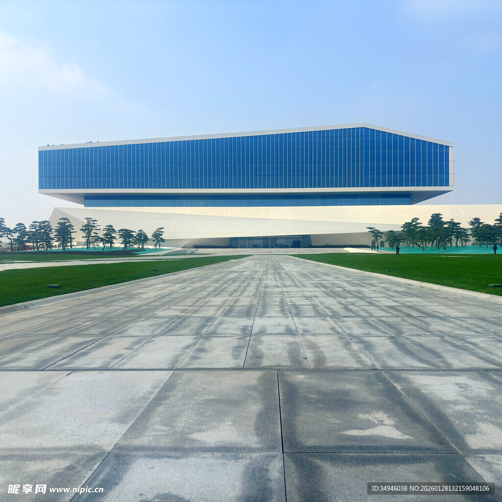 现代工业建筑前的开阔场地